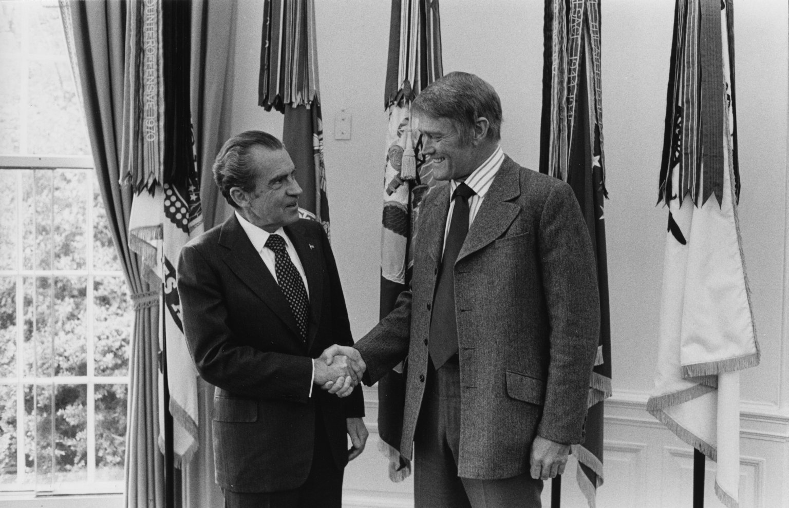 president richard nixon and the watergate The watergate hearings following the break-in of the democratic party's offices in 1972 led to the resignation of richard m nixon in 1974. president richard nixon and the watergate The watergate hearings following the break-in of the democratic party's offices in 1972 led to the resignation of richard m nixon in 1974.